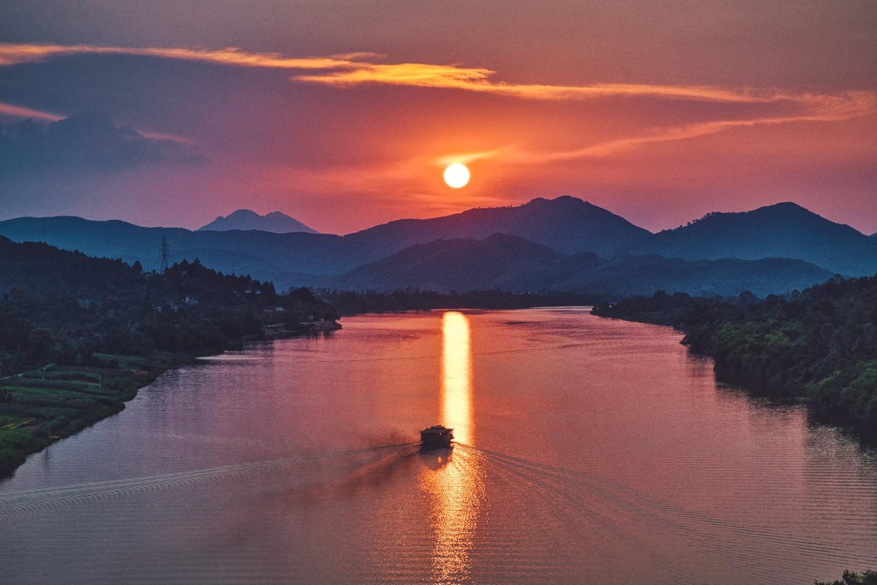 Khoảng lặng bình yên trên dòng sông xứ Huế