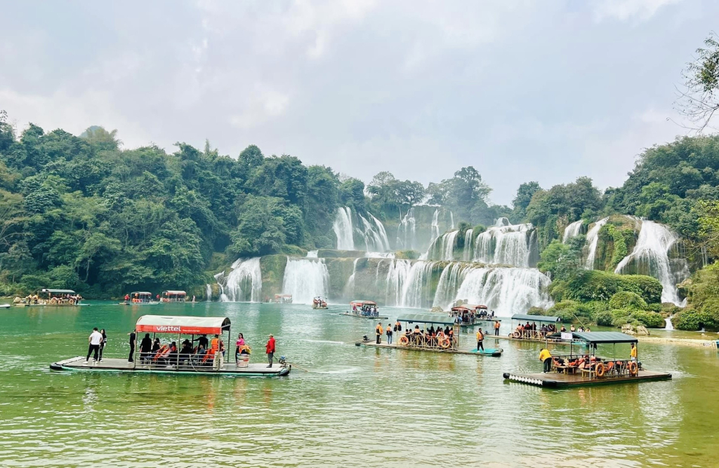 Đi bè trên sông Quây Sơn