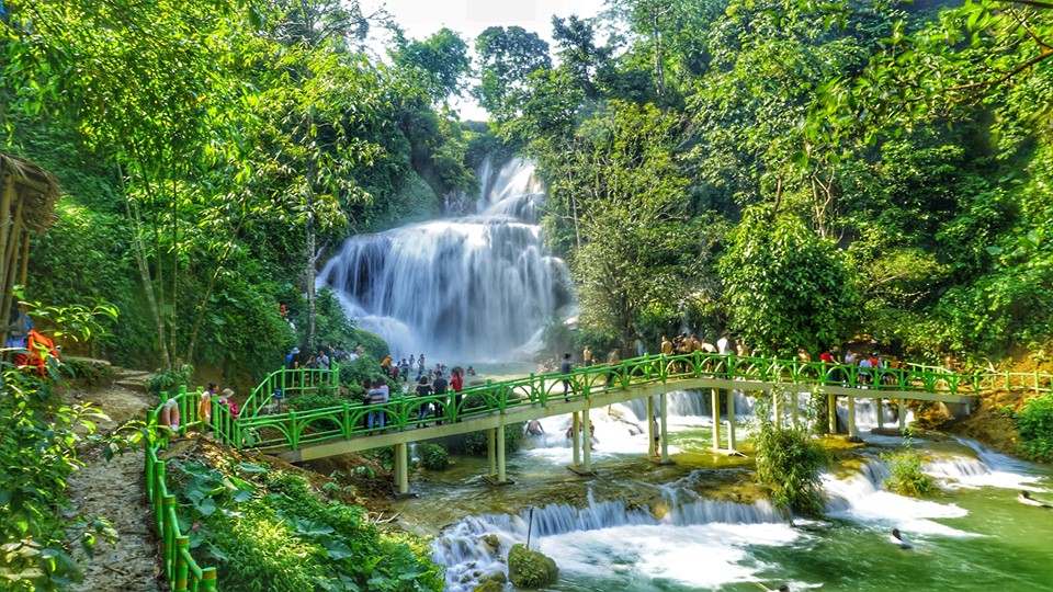 Tắm thác Mu Hòa Bình