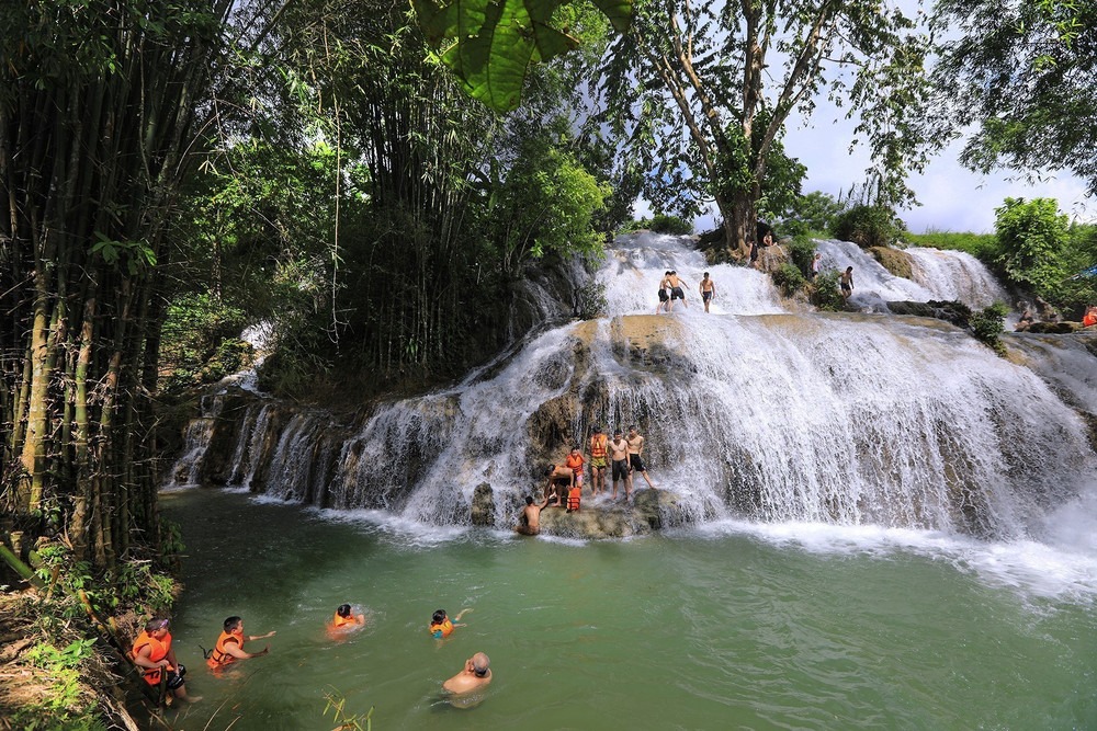 Khám phá thác Trăng với vẻ đẹp hoang sơ, kỳ vĩ