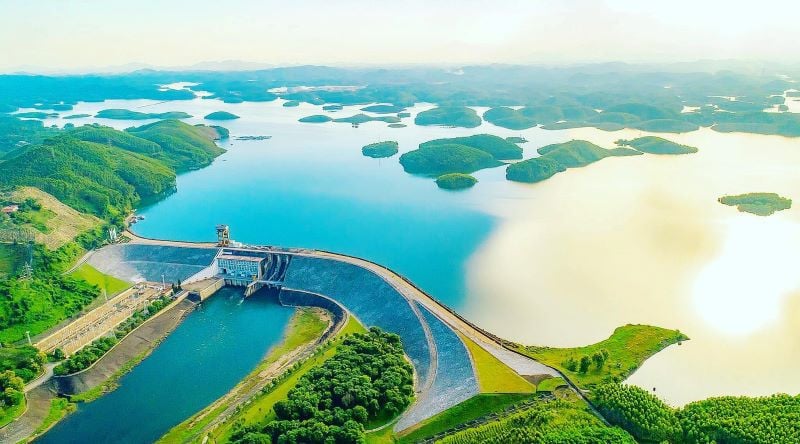 Thời tiết hồ Thác Bà vào mùa hè thích hợp để du khách ghé tham quan