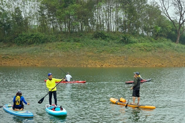 Du khách chèo kayak trên lòng hồ thác Bà