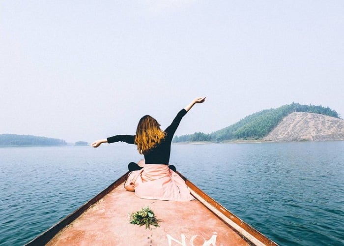 Du khách check in trên lòng hồ Thác Bà