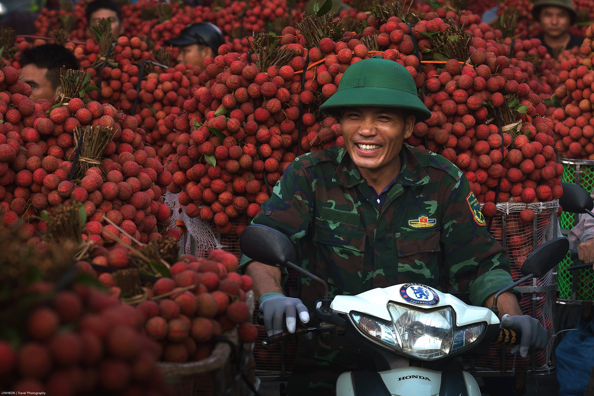 Nụ cười của người nông dân chở vải đi bán