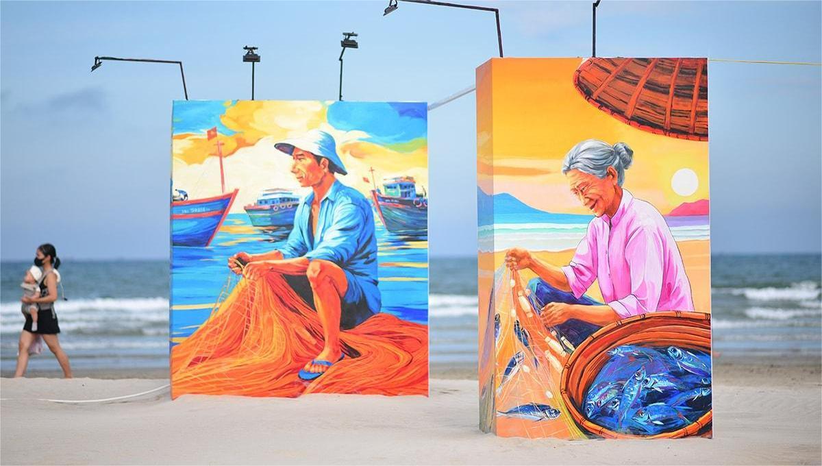 Những bức tranh bích họa dọc bờ biển
