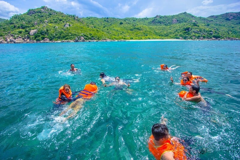 Tắm biển bãi Chuối