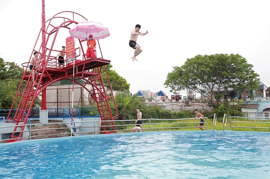 Du khách tận hưởng một mùa hè tuyệt vời tại Công viên nước Hồ Tây