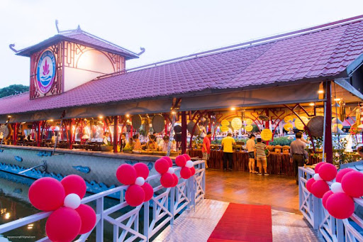 Nhà hàng buffet tại công viên nước Đầm Sen