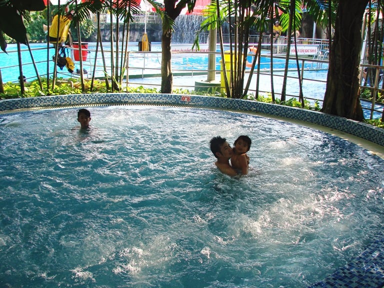 Hồ massage năng lượng mặt trời