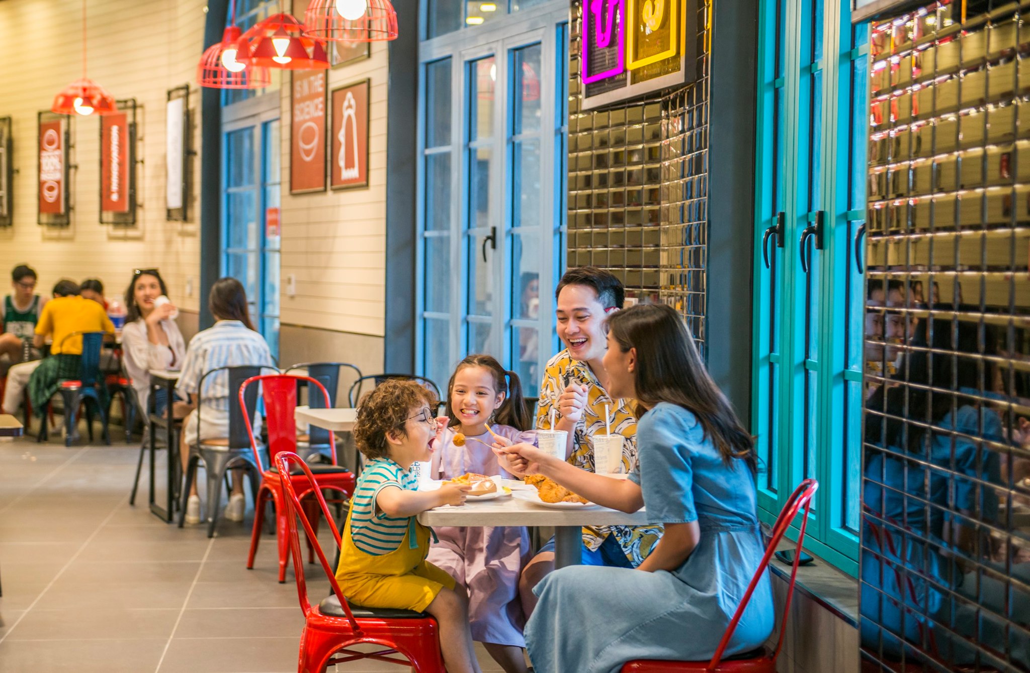 Du khách thưởng thức ẩm thực tại VinWonders Phú Quốc