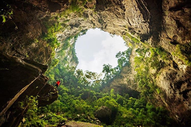 Hố sụt bên trong hang Sơn Đoòng
