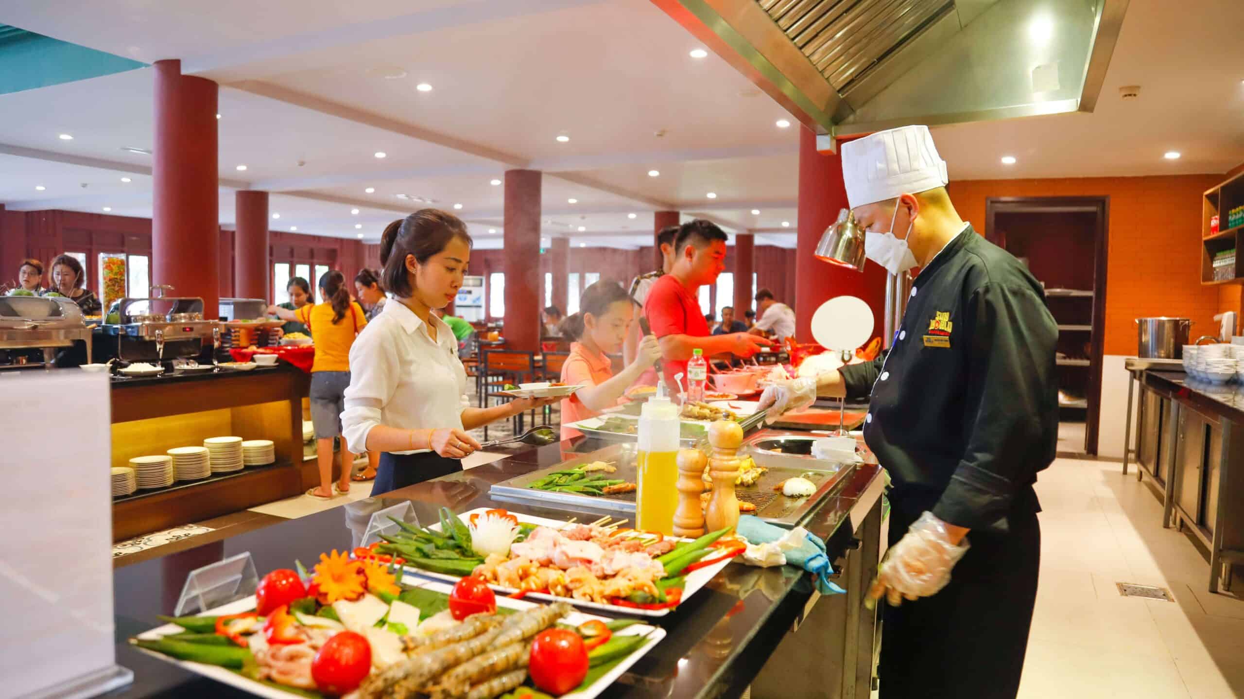 Du khách thưởng thức buffet sau khi vui chơi tại Sun World Hạ Long