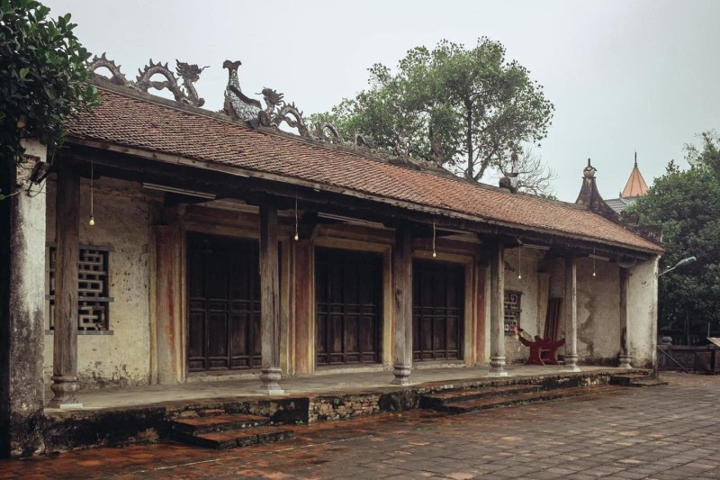 Những ngôi nhà cổ bên trong làng Ước Lễ