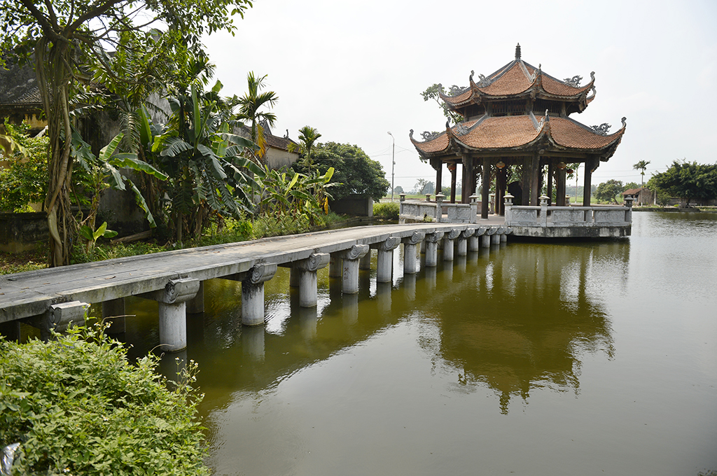 Cây cầu đá cổ 9 nhịp dẫn vào chùa Nôm