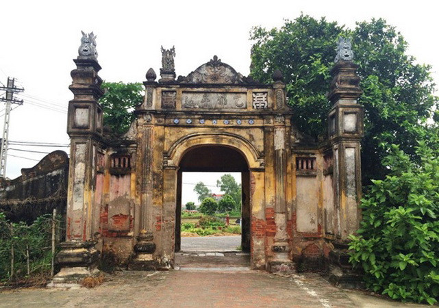 cổng làng Nôm