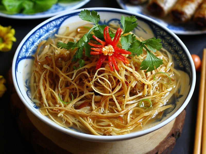Canh măng mực - đặc sản cỗ Bát Tràng