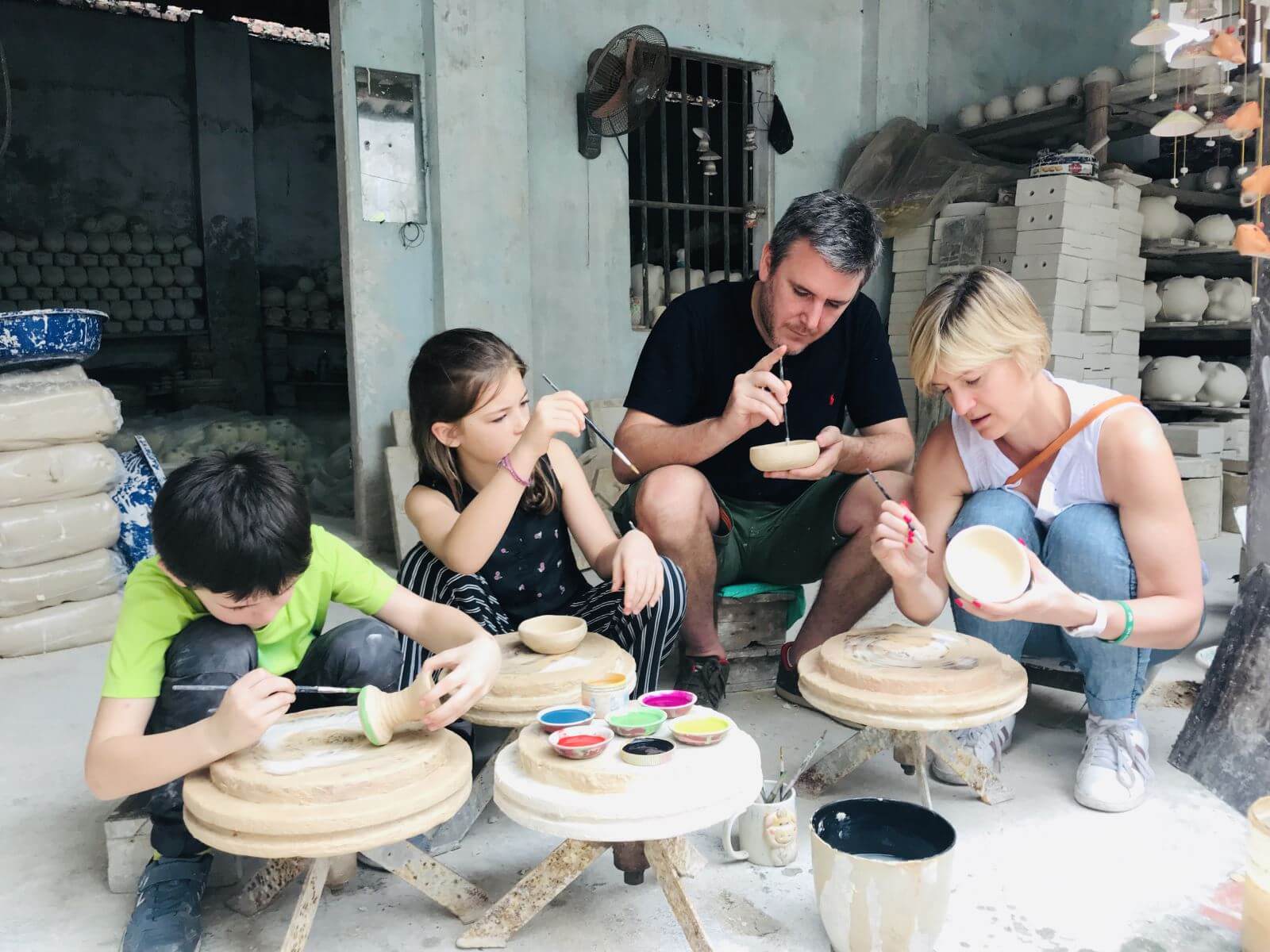 Du khách nước ngoài tô tượng tại Bát Tràng