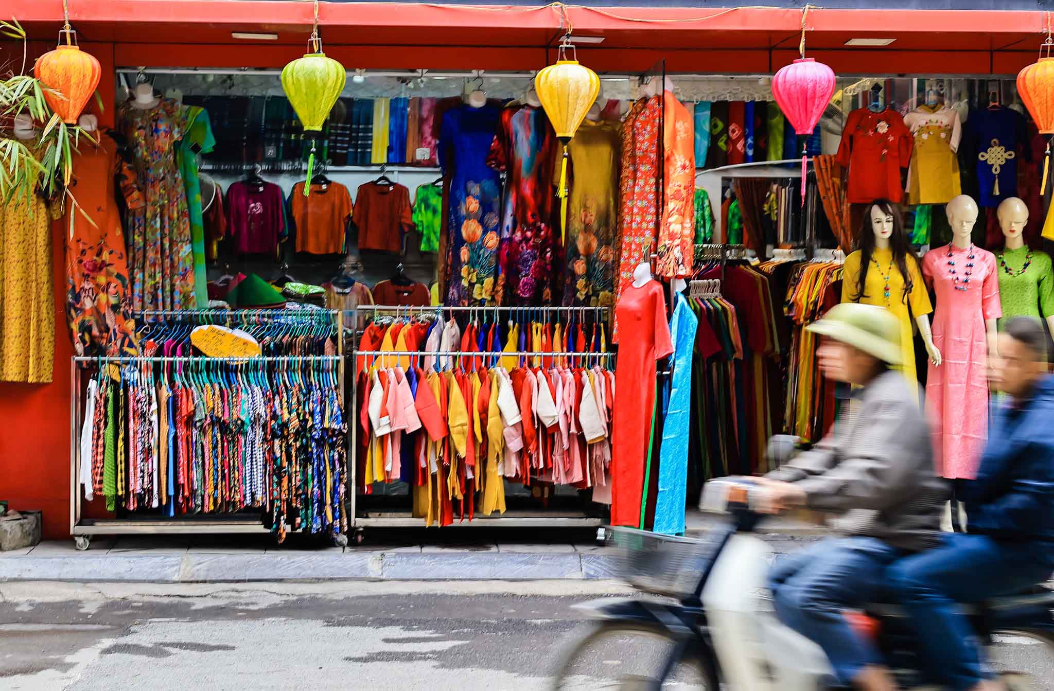 Di chuyển đến làng lụa Vạn Phúc