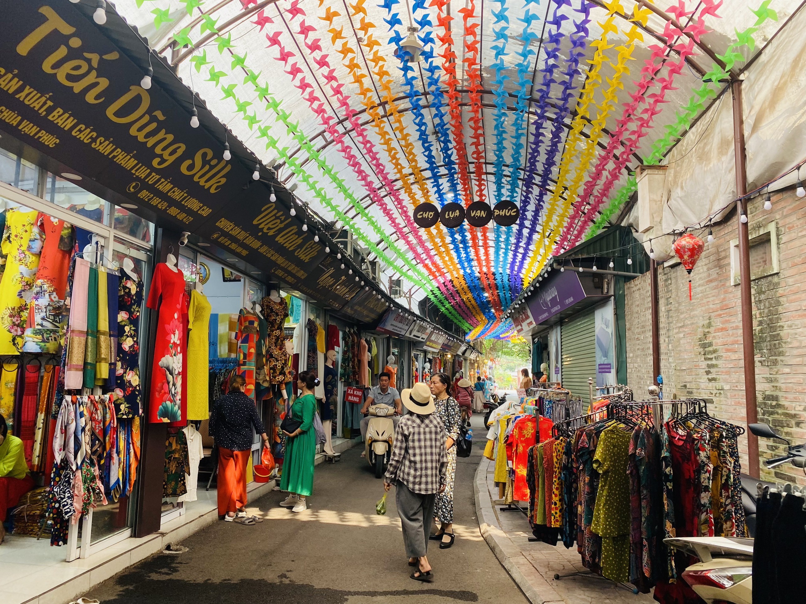 Di chuyển đến làng lụa Vạn Phúc