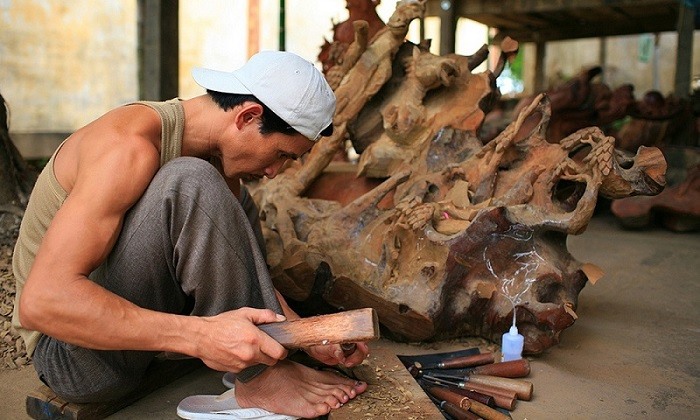 Nghệ nhân miệt mài bên tác phẩm nghệ thuật