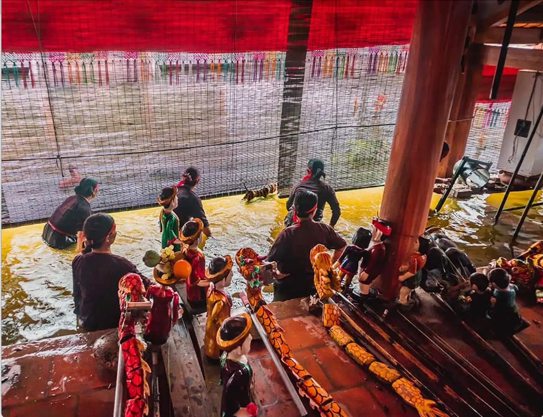 Khu vực buồng trò - Nơi những nghệ nhân điều khiến rối nước