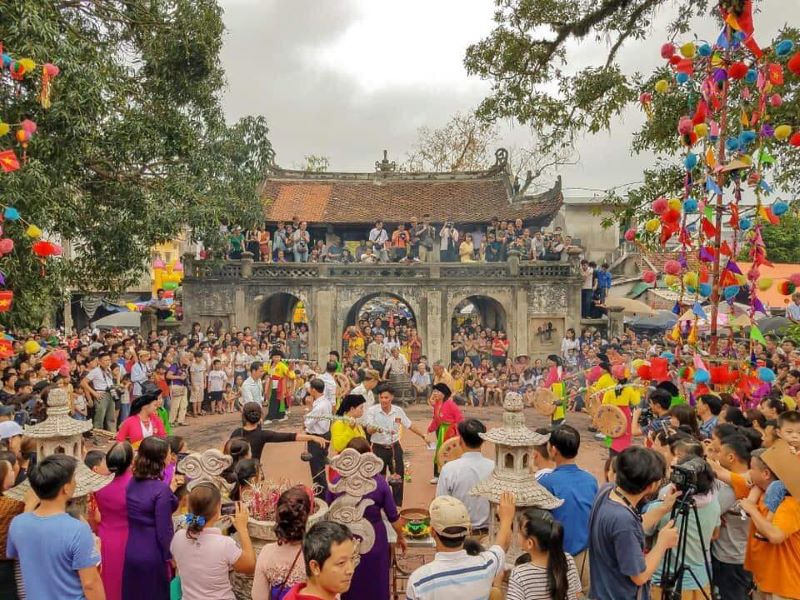 Lễ hội làng Chuông