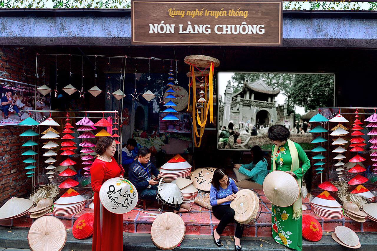 Du khách mua nón làng Chuông về làm quà