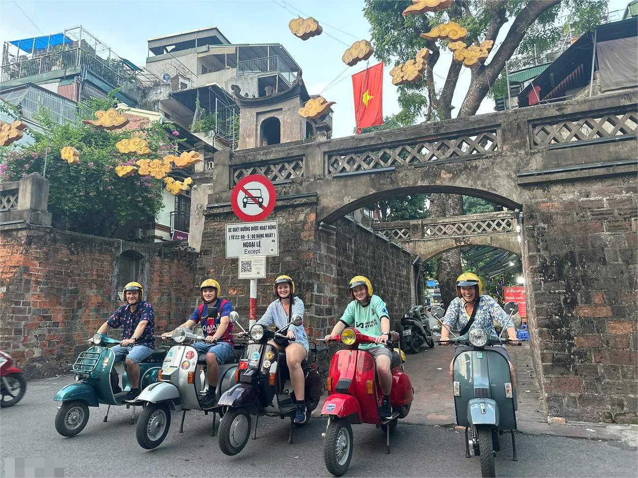 Khám phá Hà Nội bằng xe máy cổ