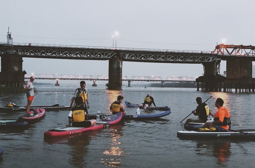 Chèo SUP trên sông Hồng ngắm hoàng hôn