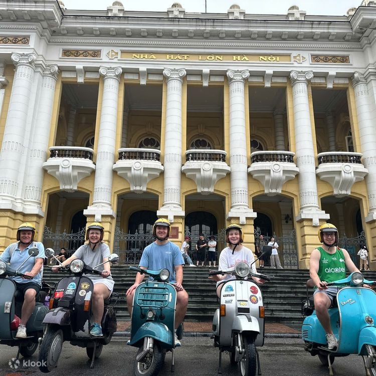 Tour du lịch khám phá Hà Nội bằng xe máy cổ