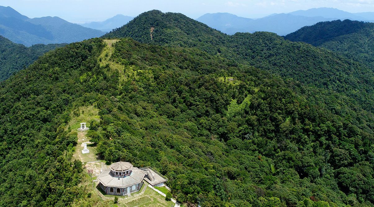 Trải nghiệm trekking đỉnh Bạch Mã là một trong những hoạt động thú vị cho du khách