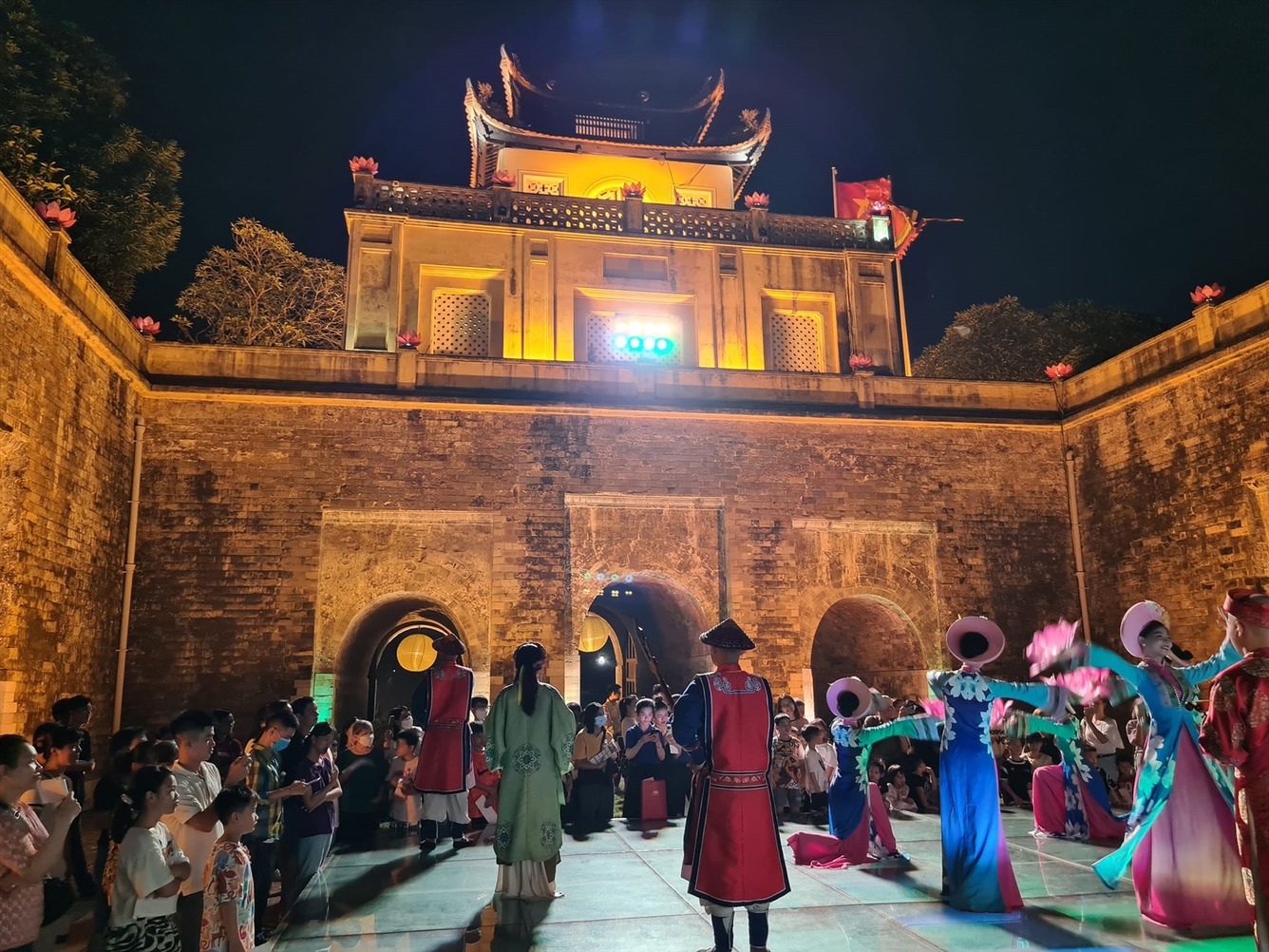 Tour đêm tại Hoàng Thành Thăng Long