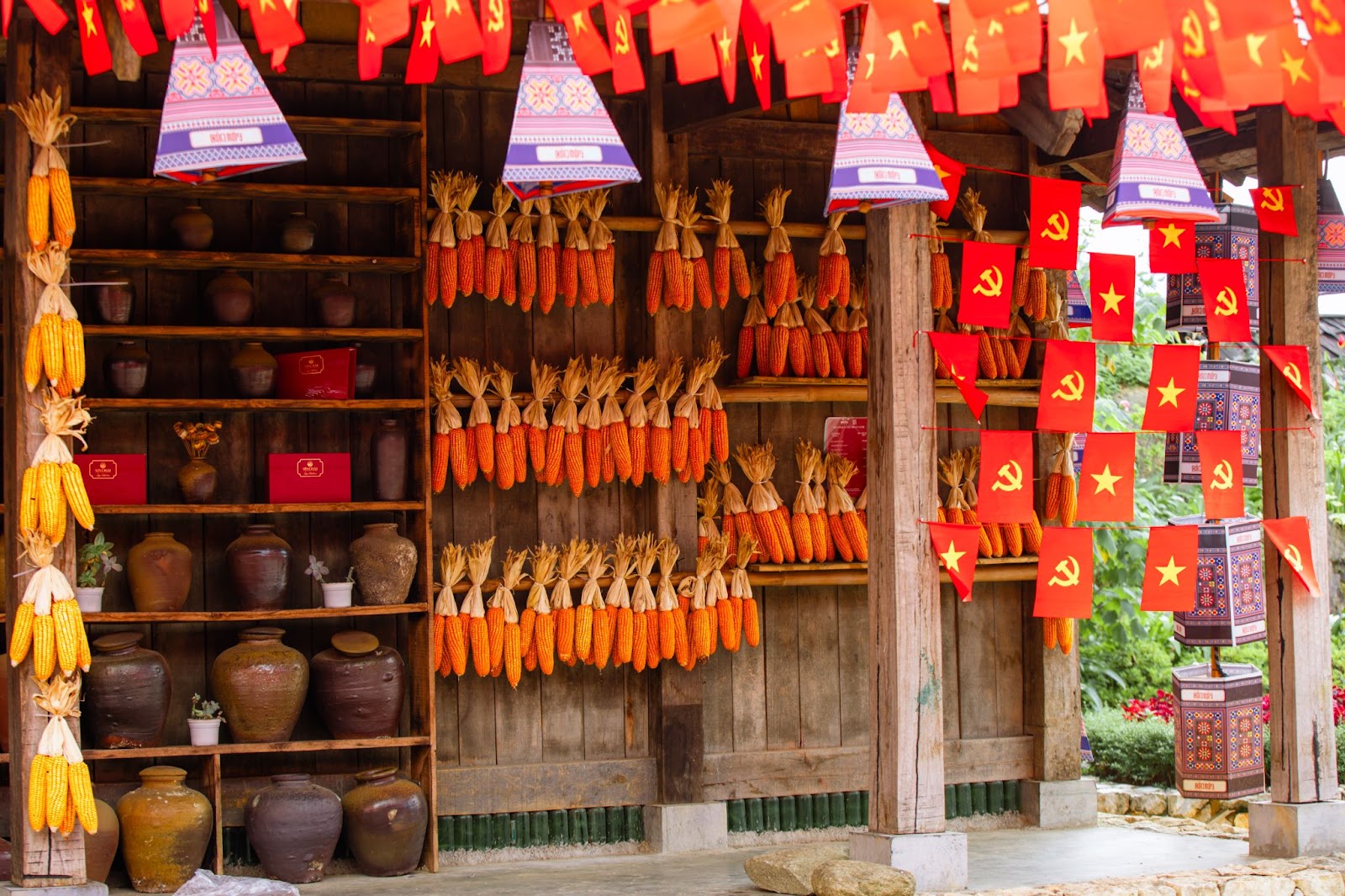 Khung cảnh bản Mây Fansipan