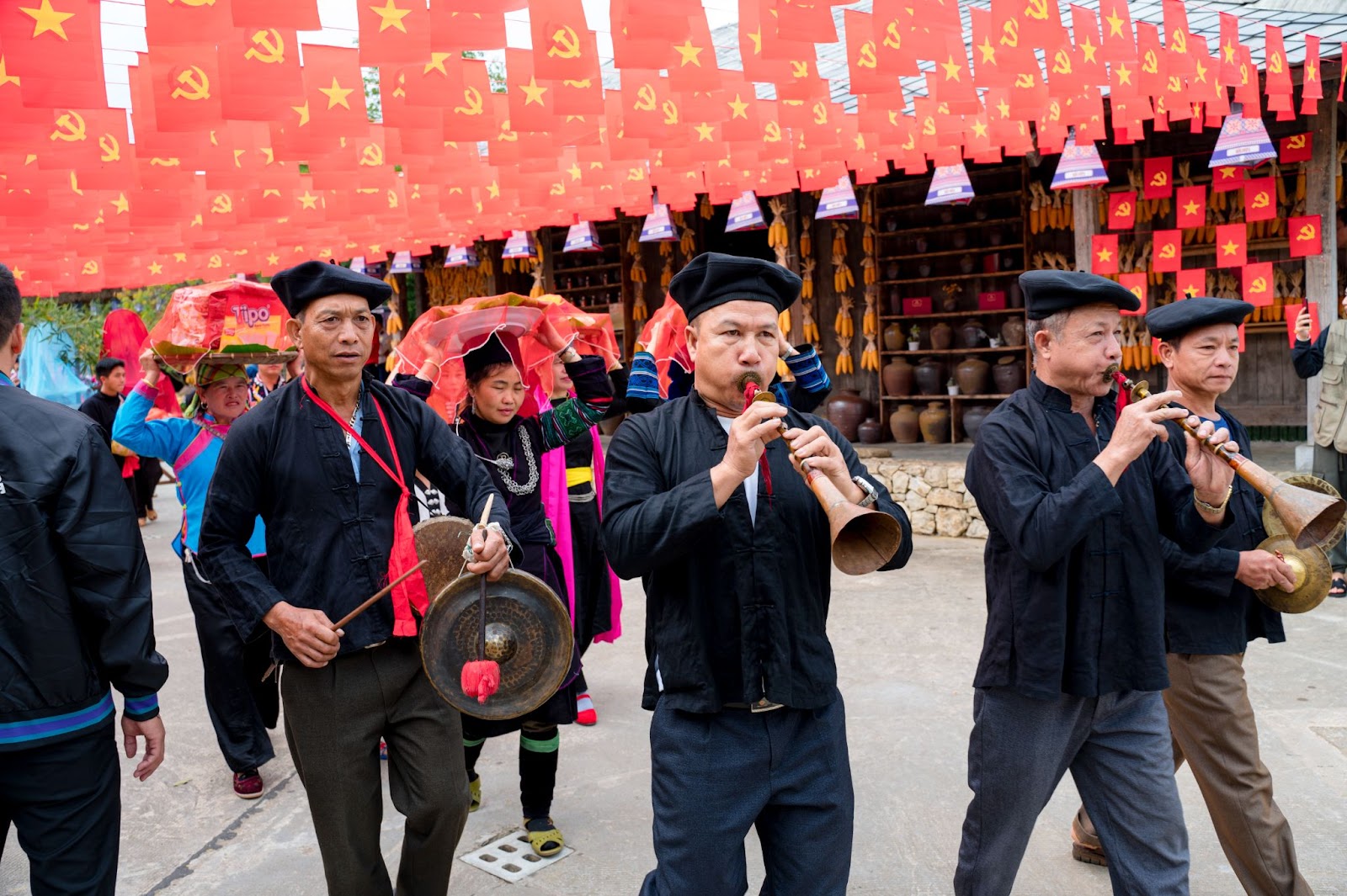 Không khí phần hội tưng bừng, náo nhiệt