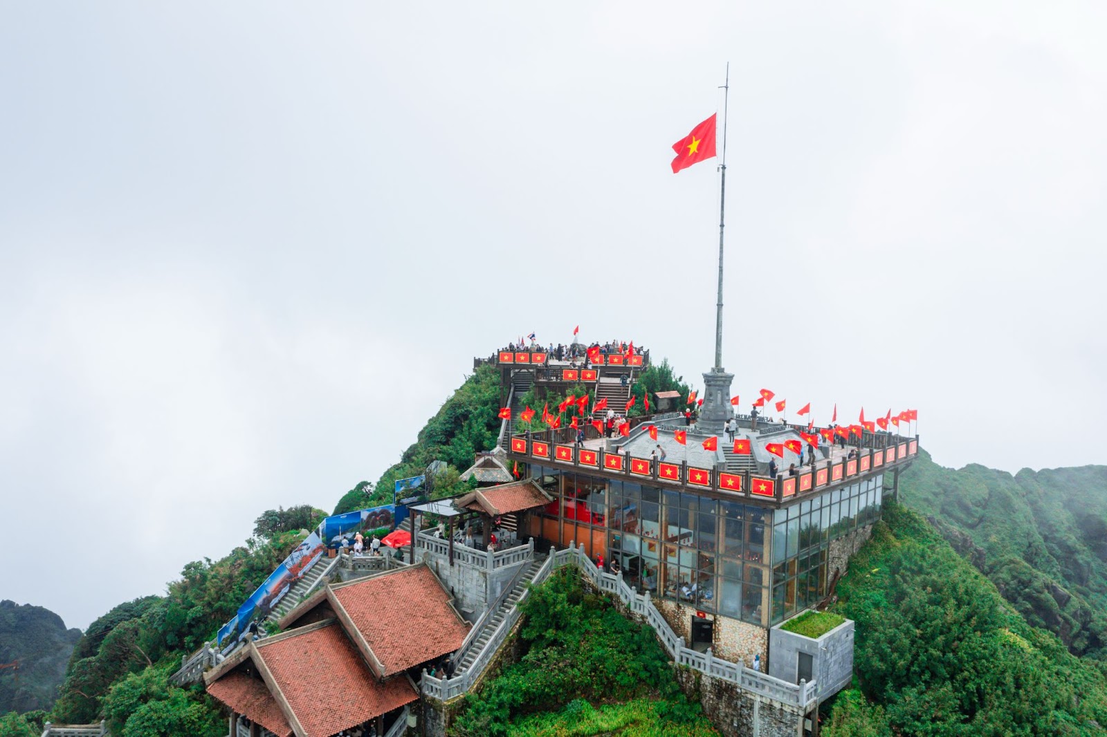 Đỉnh Fansipan được trang trí với những lá cờ Tổ quốc