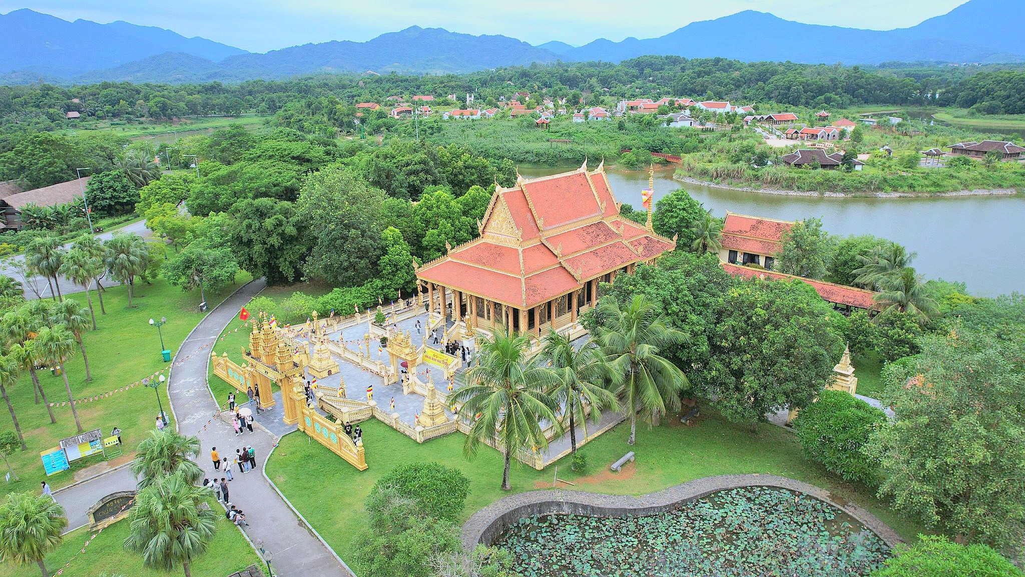 Làng văn hóa các dân tộc Việt Nam