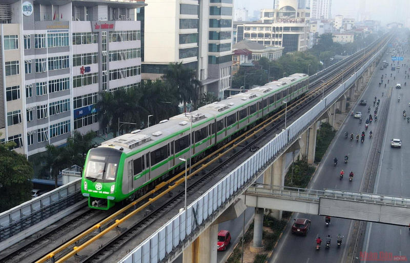 Du khách sử dụng tàu điện đến các điểm xem Diễu binh, diễu hành 2.9