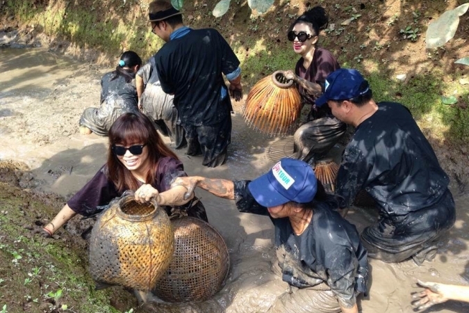 Tát mương bắt cá tại cù lao Thới Sơn