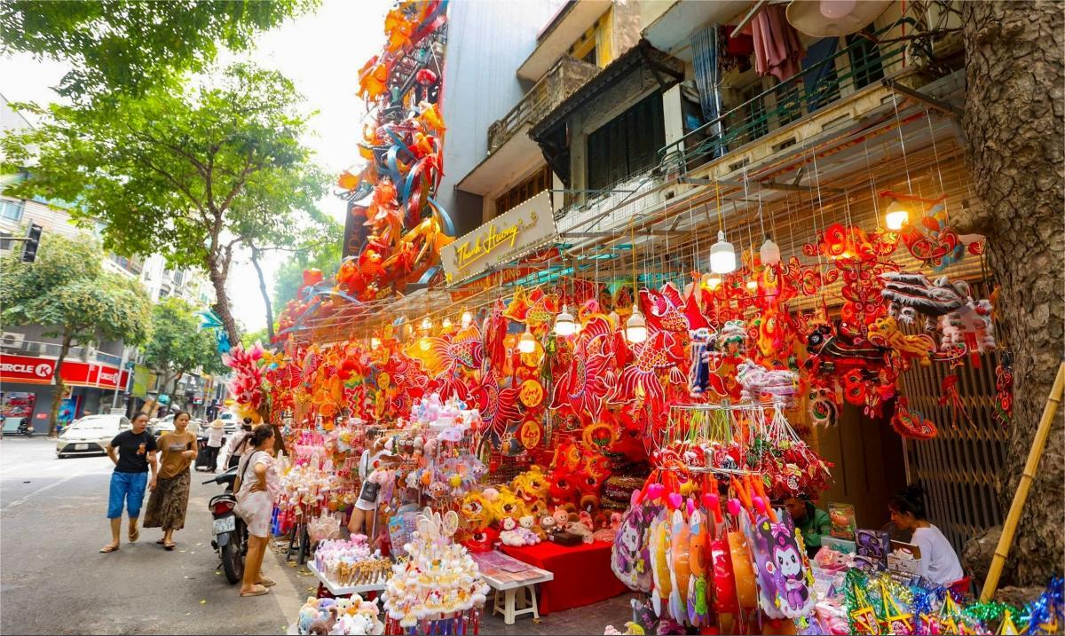 Du khách có thể di chuyển đến Hàng Mã theo nhiều hướng khác nhau