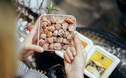 Thưởng thức ô mai Hà Nội