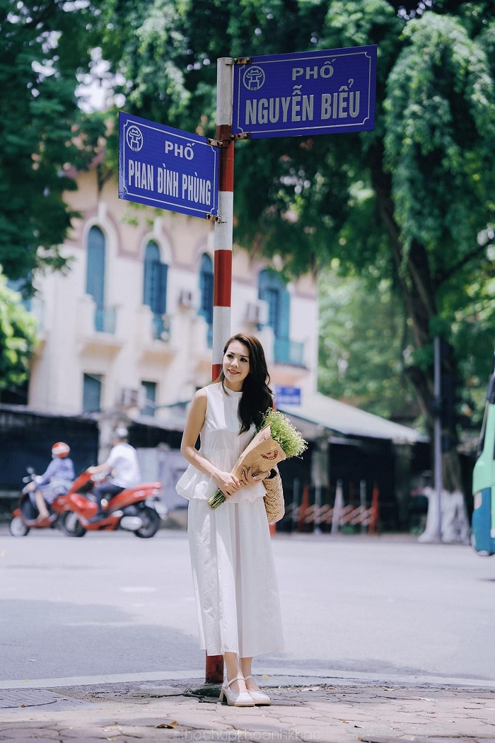 Nàng thơ check in tại phố Phan Đình Phùng