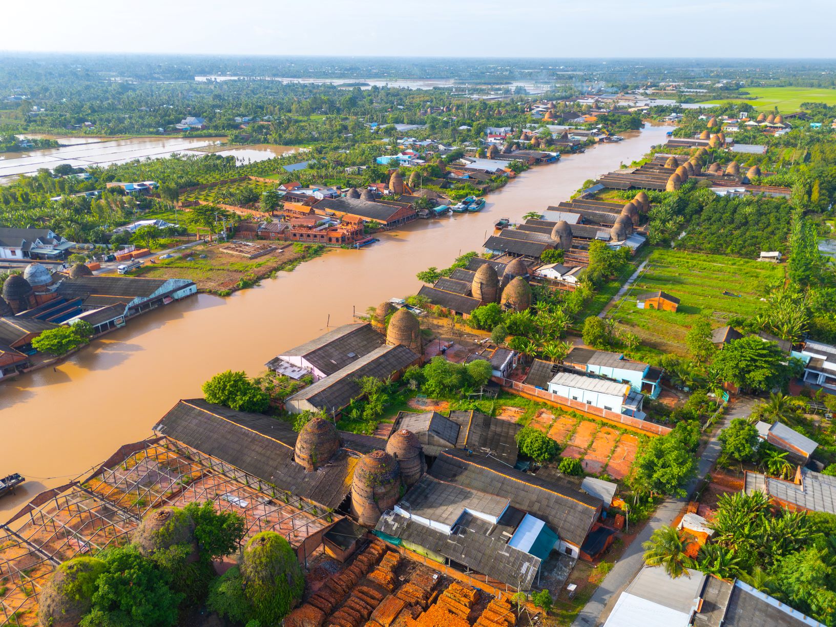 Ngôi làng với những chiếc lò gạch cũ bên sông