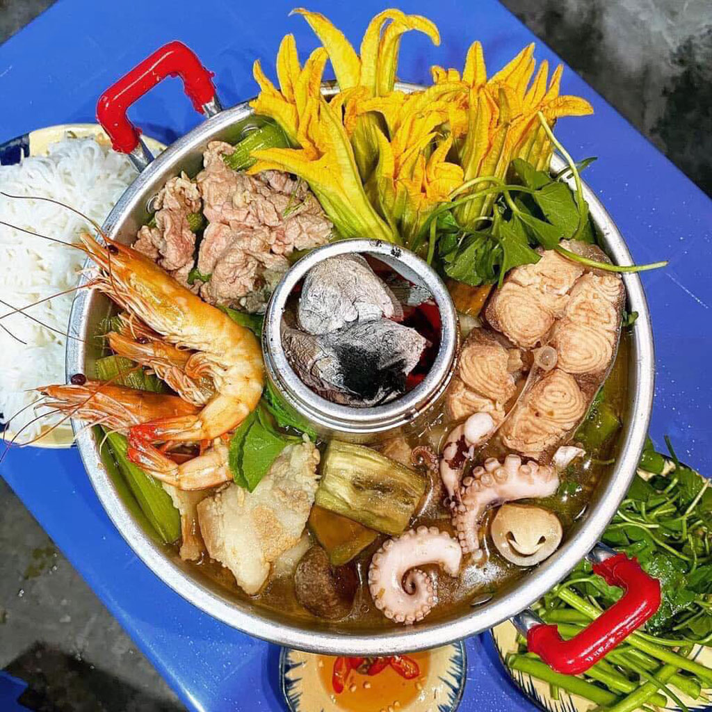 Nồi lẩu cù lao đầy ắp những topping ăn kèm