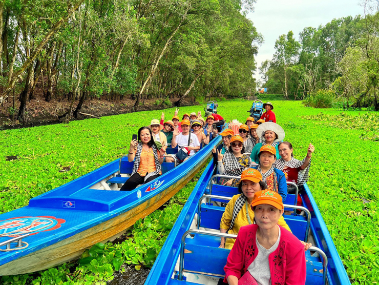 Du khách lướt giỏ lãi trên thảm bèo tai tượng