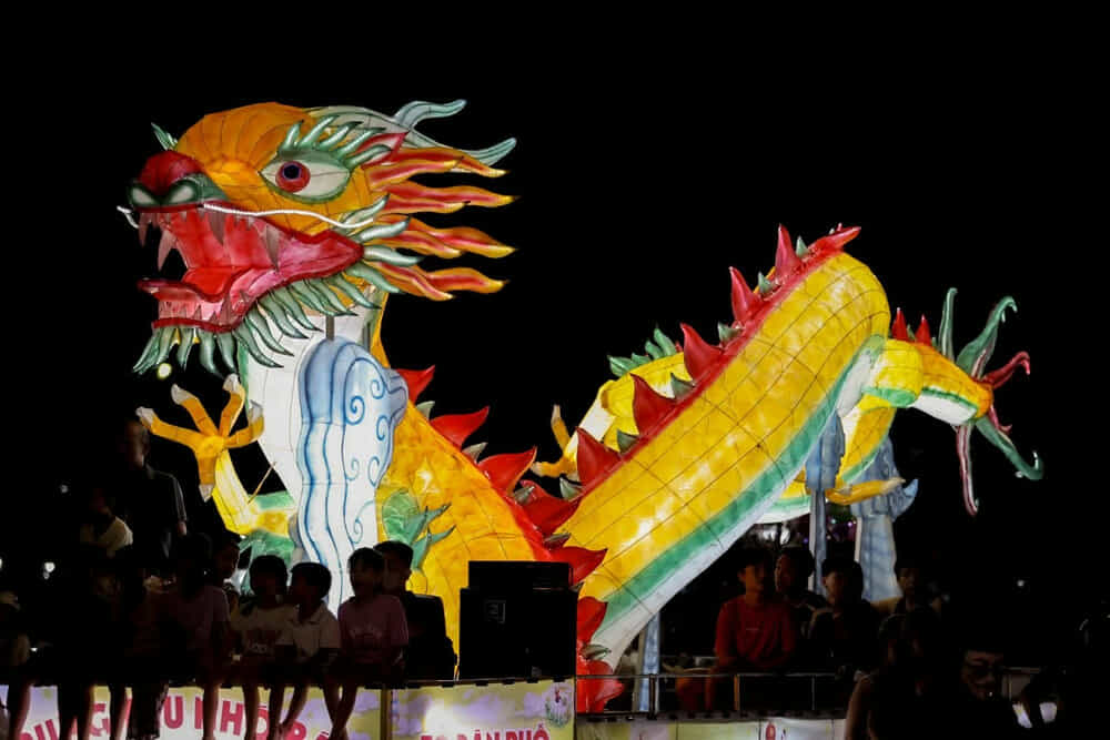Mô hình đèn lồng hình rồng do người dân thực hiện