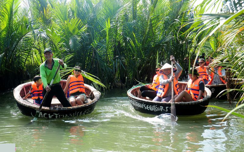 Ngồi thuyền thúng ngắm cảnh tại rừng dừa