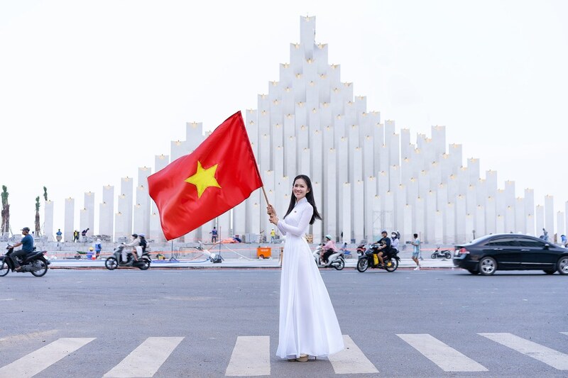 Người dân check in tại tháp Tam Thắng
