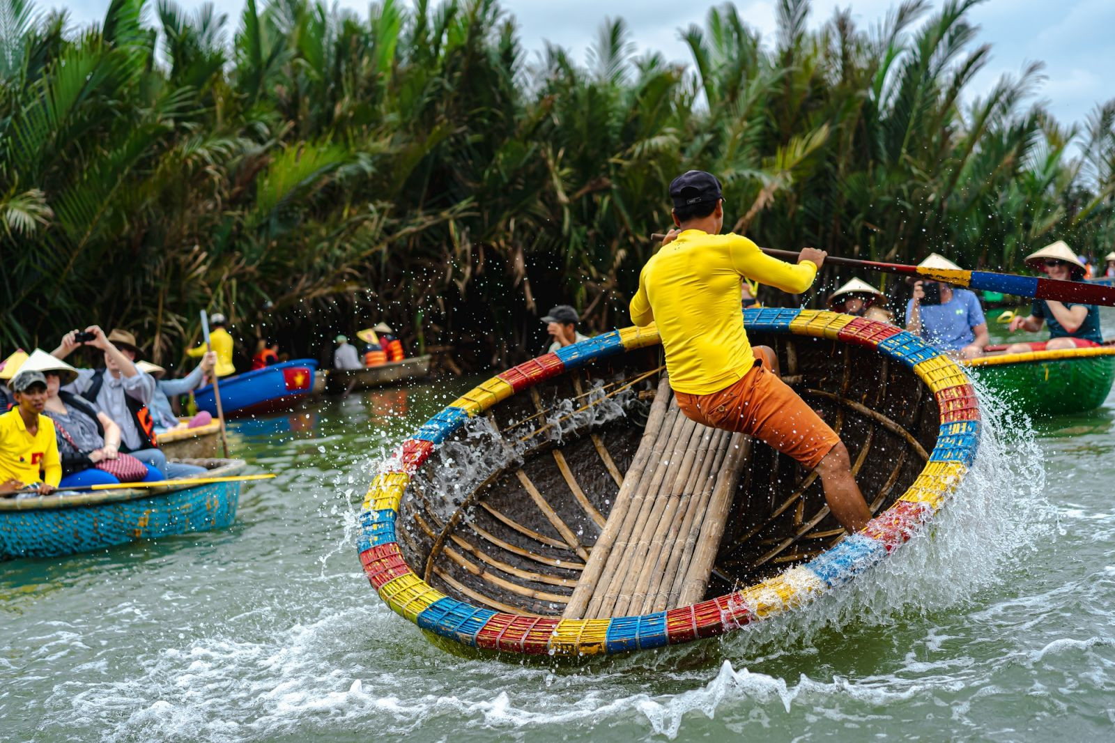 Múa thúng tại rừng dừa Hội An