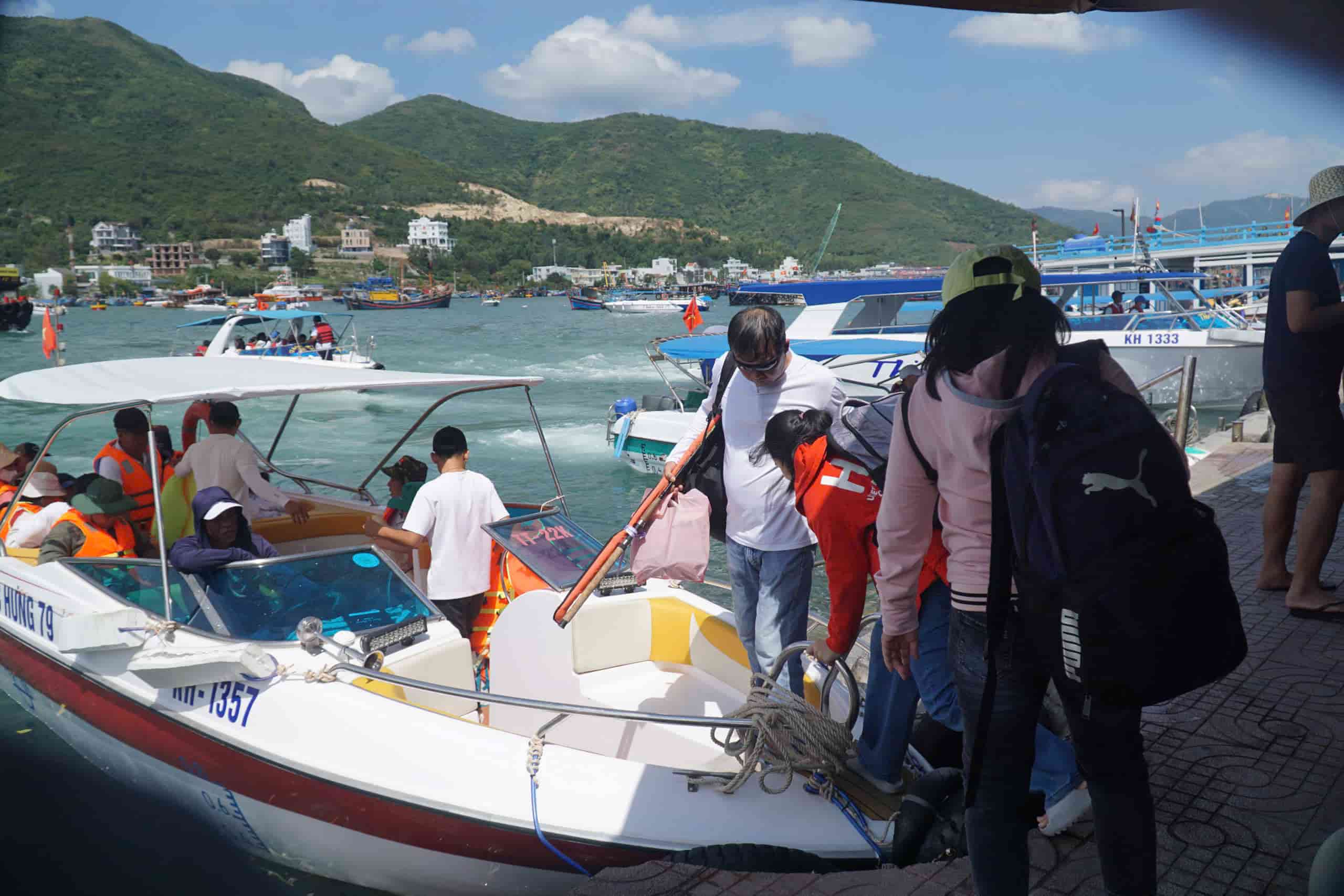 Du khách lên du thuyền tham quan vịnh Nha Trang