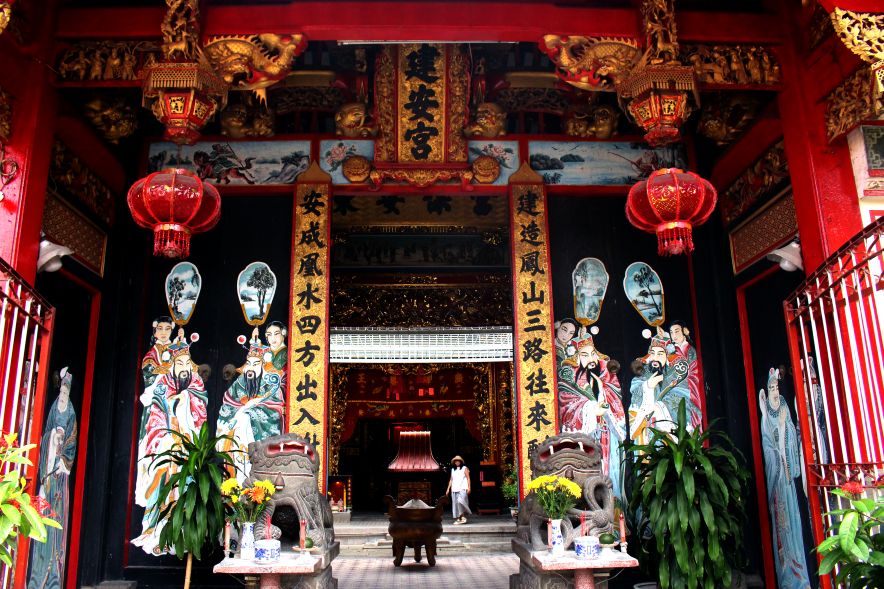 Khu vực tiền sảnh của chùa Kiến An Cung